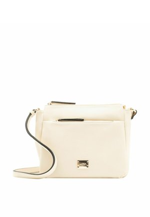 Borsa a tracolla in pelle crema con due tasche con cerniera, hardware in tonalità oro e una tracolla nera a contrasto, caratterizzata da una superficie testurizzata.