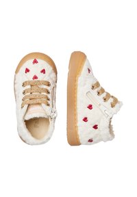 Sneakers bianchi pelosi con motivi a cuore rossi, lacci dorati e suola in gomma beige. Presentano una cerniera laterale per una facile vestibilità.