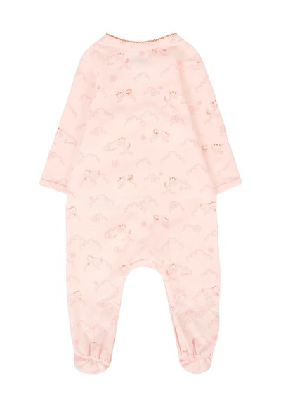 Body per bambini rosa con maniche lunghe e piedi, decorato con un motivo di piccoli gatti e forme di nuvole in tonalità arancione tenue.