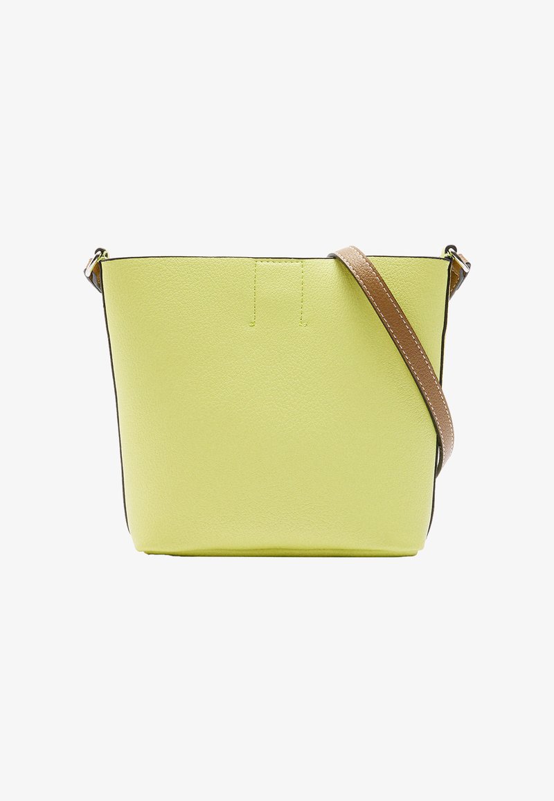 Zielona skórzana torebka typu bucket o gładkiej fakturze, z brązowym regulowanym paskiem i minimalnymi detalami w szwach.