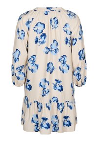 Robe en crème légère avec des motifs floraux bleus, présentant un décolleté froncé, des manches trois-quarts et un ourlet volanté.