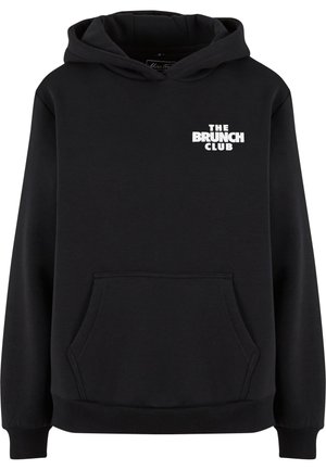 Černá mikina s kapucí vyrobená z měkké látky má vpředu klokaní kapsu a bílý grafický text "THE BRUNCH CLUB" na hrudi.