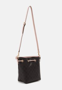 Hnědá kostkovaná plátěná kbelíková taška s růžovým koženým popruhem, vybavená zlatě tónovanými kovovými prvky a stahovací šňůrkou. Hladká textura.