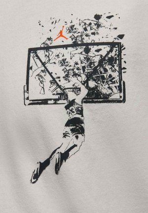 Hvid bomulds skjorte med et sort grafisk motiv af en basketballspiller, der dunker, med et orange Jordan-logo over kurven, som repræsenterer bevægelse og action.