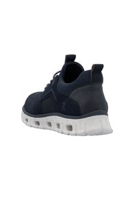 Sneaker blu navy con tomaia testurizzata, suola in gomma a contrasto e pannelli laterali perforati. Include una linguetta sul tallone.