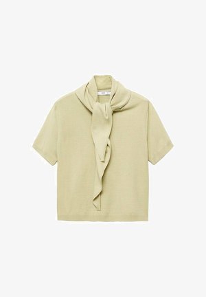Helles beige Strickoberteil mit kurzen Ärmeln und angehängtem Schaldetail, das um den Hals drapiert ist.