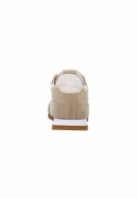 Beige Wildleder- und Leder-Sneaker mit weißer Zwischensohle und hellbrauner Außensohle. Abgerundetes Design, minimale Details und gepolsterter Knöchelkragen.