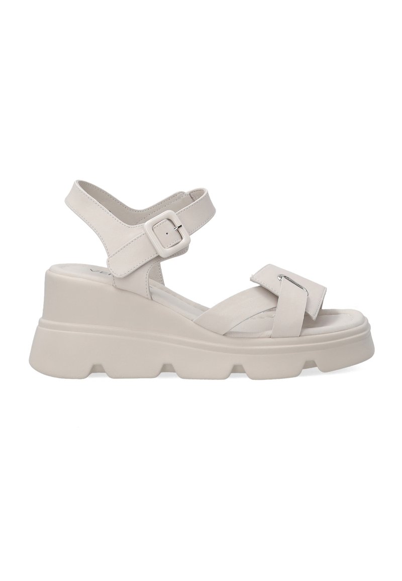 Beige wedge sandaal met een chunky zool, verstelbare gespband en horizontale strapaccent. Gladde leertextuur en minimalistisch ontwerp.