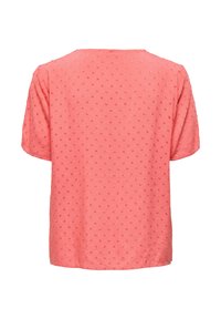 Koraal kleurige T-shirt met korte mouwen, gemaakt van een gestructureerde stof met een stippen patroon; losse pasvorm met een ronde halslijn en zacht materiaal.