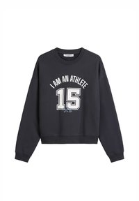 Czarna bluza z okrągłym dekoltem z białym napisem "JESTEM SPORTOWCEM" oraz dużą liczbą "15" nadrukowaną z przodu.