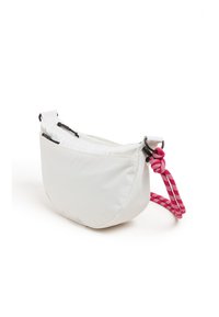 Witte nylon tas met een ronde vorm, voorzien van twee zwarte ritszakken en een roze geweven schouderband met een knoopdetail.