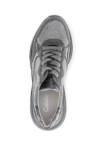 Graue Wildleder-Sneaker mit strukturierten Akzenten, runder Zehenpartie, flachen Schnürsenkeln und einer gepolsterten Innensohle. Verfügt über eine langlebige Gummisohle.
