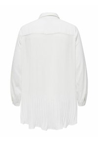 Camicia bianca a maniche lunghe con pannello posteriore plissettato, colletto a punta e polsini con bottoni, mostrata da dietro su uno sfondo bianco.