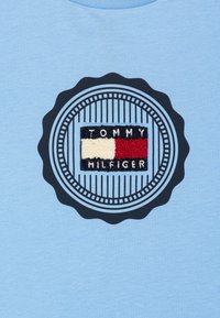 Tommy Hilfiger STAMP PRINT TEE - T-shirt con stampa - aegean sea