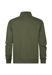 Sudadera de color verde oscuro, con un patrón texturizado de olas, cuello alto y puños y dobladillo acanalados. Se muestra vista trasera.