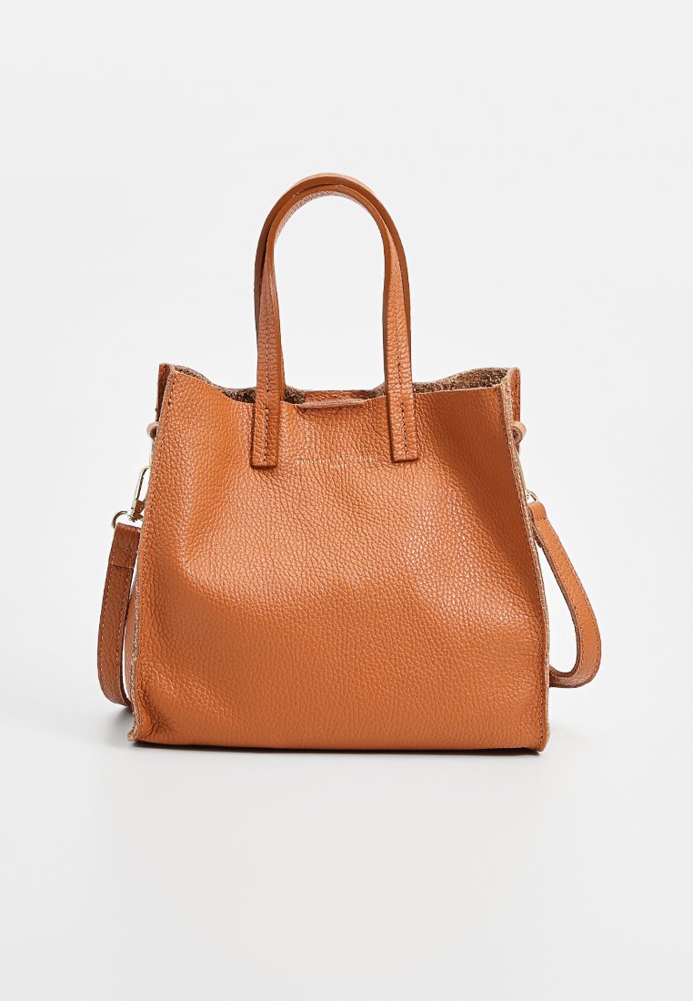 Lederhandtasche in strukturiertem Orange mit doppelten Griffen und abnehmbarem Schulterriemen. Strukturierte Form mit offenem Oberteil und minimaler Hardware.