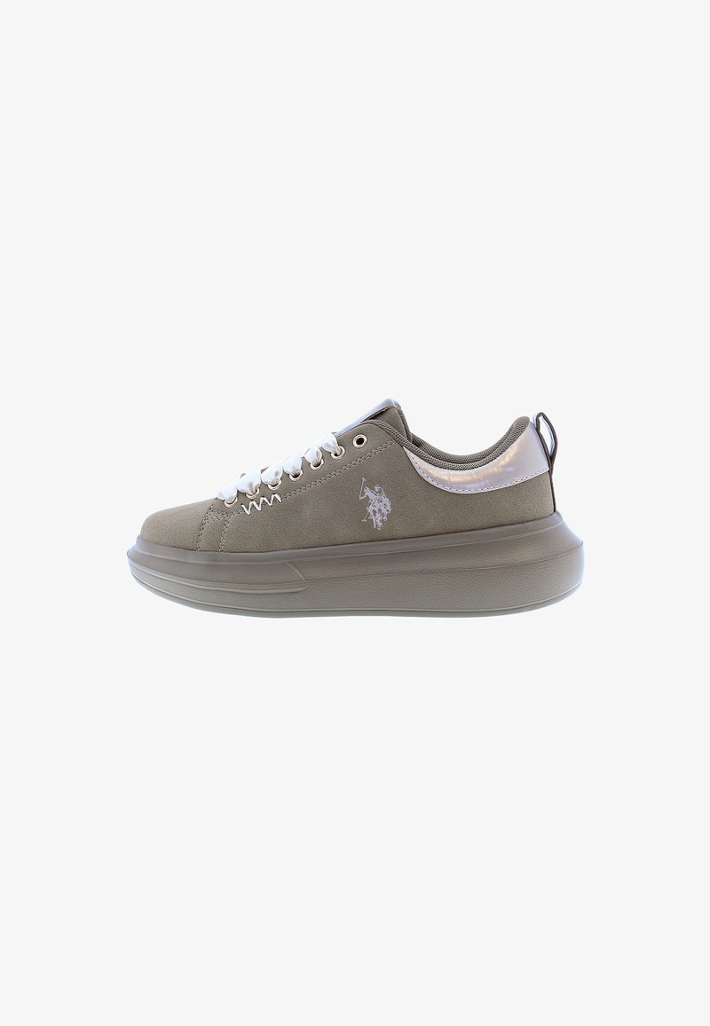 Jasnooliwkowe zamszowe sneakersy z białymi sznurówkami, odblaskowe srebrne akcenty na pięcie i teksturowana podeszwa. Zawierają logo po stronie.