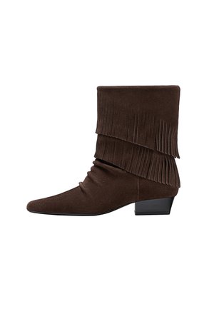 Stivale alla caviglia in suede marrone con punta affusolata, design arricciato e frange sovrapposte nella parte superiore, dotato di un tacco basso a blocco.