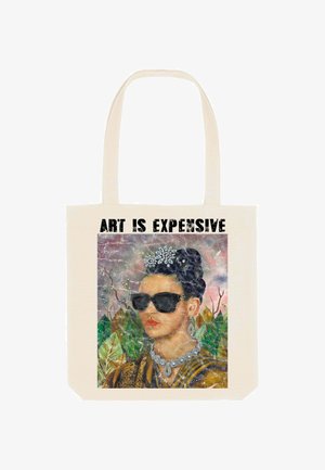 Portret van een vrouw die een zonnebril, diamanten sieraden en een gepatternde sjaal draagt, met de tekst "KUNST IS DURE" erboven.