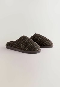 Kariertes Wollslipper in dunklen Brauntönen und Grau, mit weicher Textur und abgerundetem Zehenbereich, ausgestattet mit einer dunklen Gummisohle.