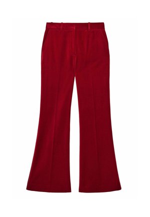 Sarkana plati bikses ar gludu tekstūru, kurām ir priekšējās kabatas un gluda priekšējā daļa. Audums izskatās mīksts un nedaudz spīdīgs.