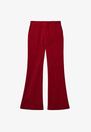 Piros, bő szárú nadrág sima textúrával, elülső zsebekkel és lapos elejű kivitelben. Az anyag lágy és enyhén fényesnek tűnik.