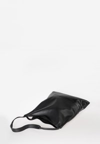 Zwarte leren schoudertas met een strakke, hoekige vorm en een enkele schouderriem. Heeft een gladde textuur en een minimalistisch ontwerp.