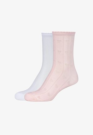 Twee paar enkelsokken, één wit met een subtiel geribbeld patroon en één lichtroze met kleine hartjesmotieven.