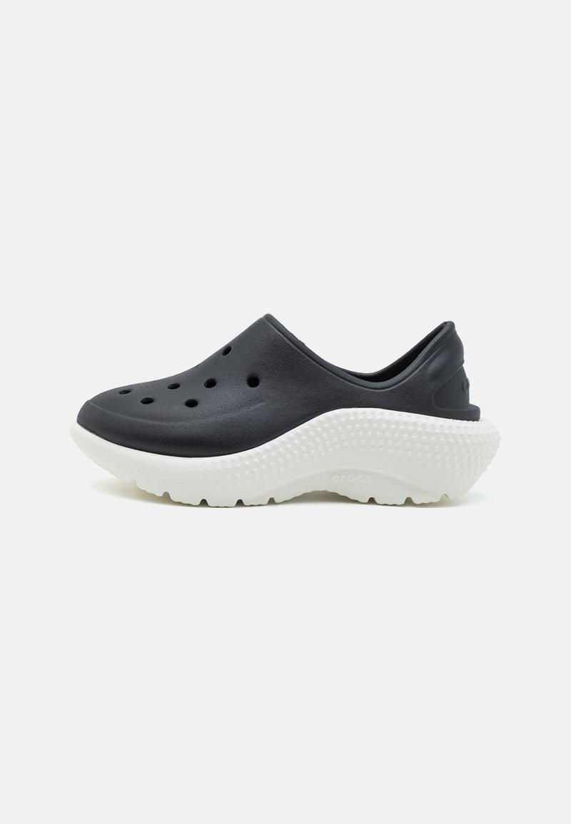 Sorte slip-on tresko laget av gummi med ventilasjonsåpninger, en hvit teksturert såle og en glatt overdel. Har en rund tå og en konturert design.