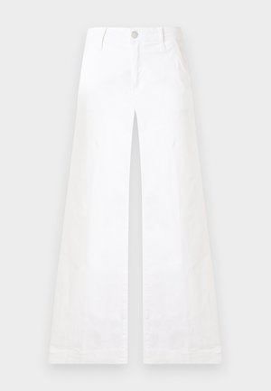 Witte wijde broek met hoge taille, riemlussen, knopen aan de voorkant en zakken, platgelegd op een lichte achtergrond.