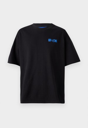 T-shirt in cotone nero con vestibilità rilassata, caratterizzata da un logo blu "Hug" sul petto, scollatura rotonda e maniche corte. Design semplice.