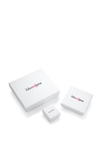 Tres cajas de regalo blancas con el nombre de la marca "luluandjane" impreso en negro y rosa. Los tamaños varían, siendo la más pequeña la que está al frente.