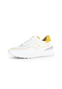 Witte sneaker met gele en grijze accenten, voorzien van glad leer, grijze suède hak, witte veters en gele stiksels langs de zijkanten.