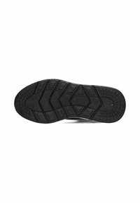 Suela de sneaker de goma negra con un agarre texturizado que presenta patrones triangulares y de diamante para una mayor tracción.