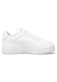 Sneaker bianco in pelle con finitura testurizzata, caratterizzata da un design low-top, chiusura con lacci e una spessa suola in gomma bianca.