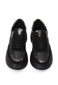 Černé tenisky s kombinací hladké kůže a texturovaných akcentů. Metalické detaily u šněrování a boční zip pro snadné obutí.