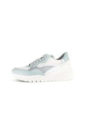 Sneakers met een gelaagd ontwerp in wit, lichtblauw en grijs. Heeft synthetisch materiaal, stoffen accenten en een dikke, gestructureerde zool.