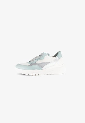 Sneakers met een gelaagd ontwerp in wit, lichtblauw en grijs. Heeft synthetisch materiaal, stoffen accenten en een dikke, gestructureerde zool.