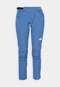 Siniset North Face -pehmustetut vaellushousut, joissa on säädettävä musta vyö ja logo oikeassa reisissä, suunniteltu ulkoilmaaktiviteetteihin.