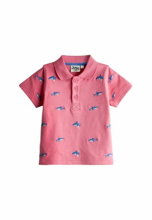 Pink polotrøje med korte ærmer til småbørn med blå hajmønstre og tre knapper på frontknap.