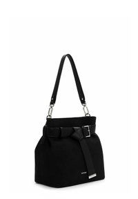 Sac à main en daim noir avec une forme structurée, doté d'un détail ceinture en cuir noir texturé et de quincaillerie en métal argenté.