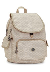 Sac à dos beige avec un motif géométrique blanc, rabat arrondi, poche avant et ferrures argentées. Fabriqué en tissu doux avec des accents texturés.