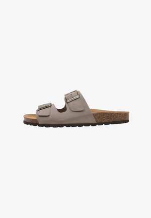 Sandal de ante gris claro con suela de corcho, tipo slip-on, que cuenta con dos correas ajustables y hebillas cuadradas, ofreciendo un diseño casual y minimalista.