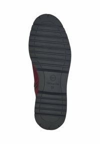 Suela de zapato de goma negra con un patrón de tracción texturizado; presenta un diseño de surcos profundos y un logo de marca en relieve, tamaño 37.