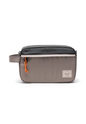 Neceser de tela marrón y gris con forma rectangular, parte superior negra, tirador de cremallera naranja y un parche de marca en la parte frontal.