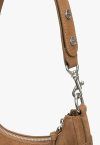 Bruine suède handtas met een metalen rits, gladde accenten en een afneembare schouderband met zilveren hardware en knopen.