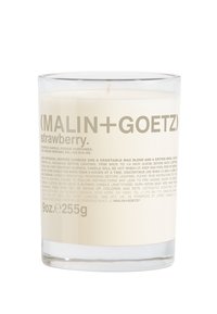Duftkerze in einem klaren Glasbehälter, gefüllt mit weißem Wachs. Das Etikett zeigt grauen Text mit Marken- und Duftdetails. Fassungsvermögen von 9 oz.