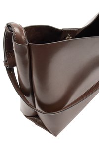 Brązowa skórzana torebka o gładkiej fakturze, miękkim kształcie i regulowanym pasku. Górne zamknięcie na zatrzask.