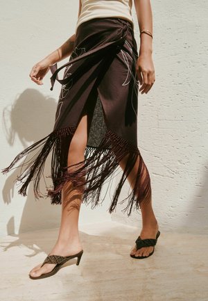 Next, REGULAR FIT - MIDI SARONG WITH FRINGING . - A-snit nederdel - chocolate brown floral