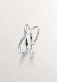 Anillo de plata con lazo entrelazado, acabado pulido, textura suave, diseño abierto, sin adornos. Colocado sobre un fondo claro.